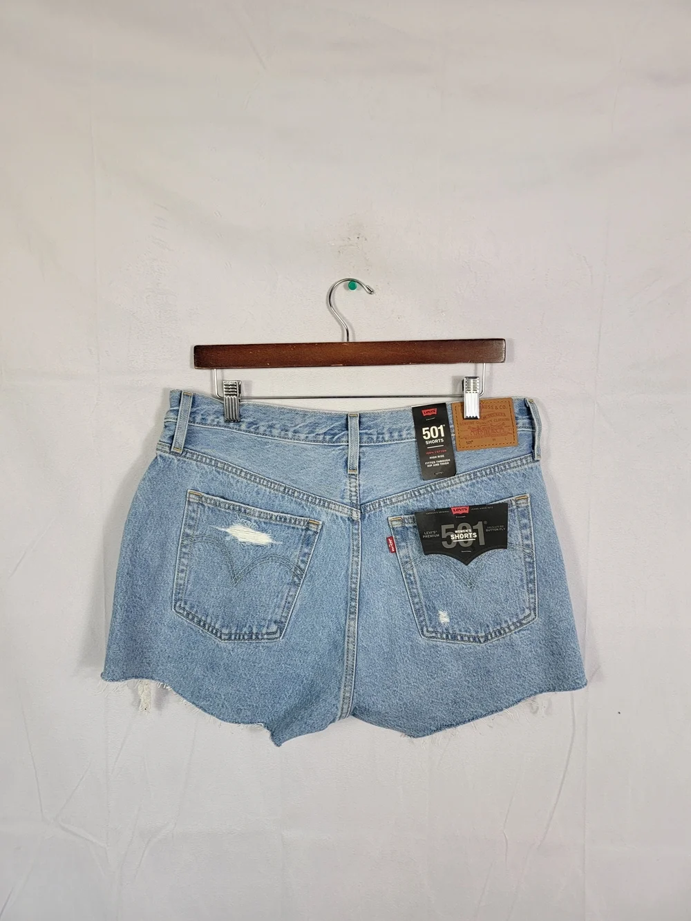 Women's NWT Size 32 Levi's High Rise Distressed Denim Shorts